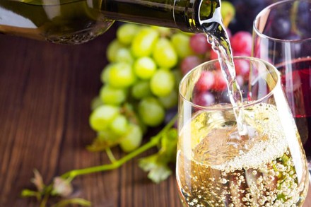 Ein Glas Weißwein auf einem Tisch