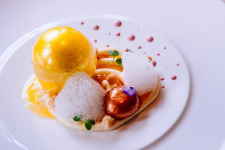 Ein bunter essbarer Schaum auf einem Teller