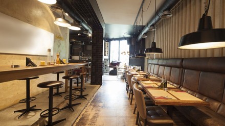 Restaurant mit leeren Tischen