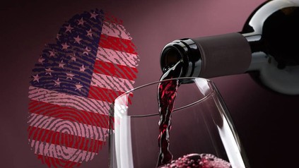 Ein Glas Wein und die amerikanische Flagge