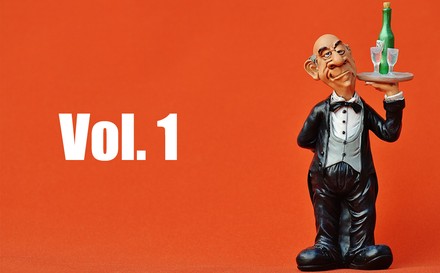 Ein grimmiger Kellner hält ein Tablett