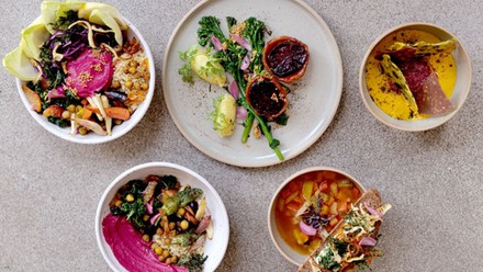 5 Teller mit frischen, farbenfrohen, vegetarischen Gerichten im Lobe Lokal Berlin