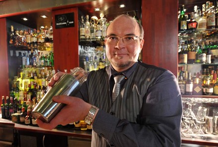 Barkeeper Torsten Spuhn mixt einen Coktail