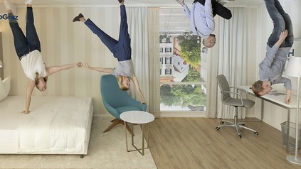 Ein Hotelzimmer, das auf dem Kiopf steht