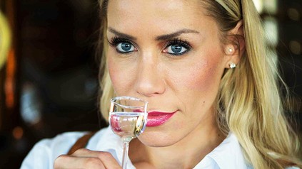 Gin-Brennerin Julica Renn testet ein Glas Gin