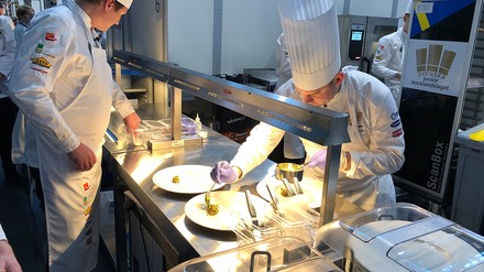 In den Endzügen: die schwedische Köche-Jugend-Nationalmannschaft beim Anrichten der 60 Menüs in der Disziplin „Restaurant of Nations“. (Foto: ©Kristina Presser)
Köche richten Teller an