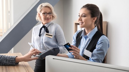 Azubi an der Hotelrezeption