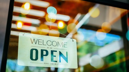 Schild mit Welcome/Open