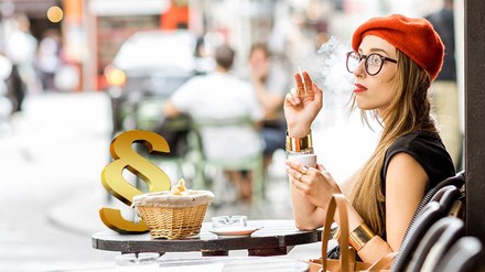 Straßencafe mit Raucherin