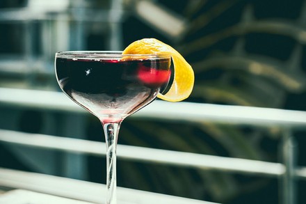 Ein Cocktail in einem Martiniglas