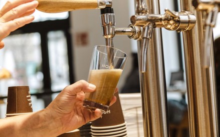 Eine Person zapft ein Cold Brew