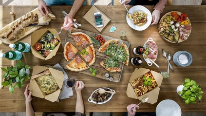Pizzen auf Tisch