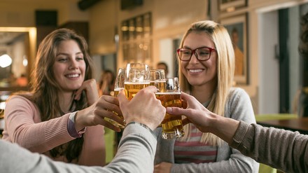 Freunde stoßen gemeinsam an