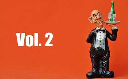 Ein grimmiger Kellner hält ein Tablett