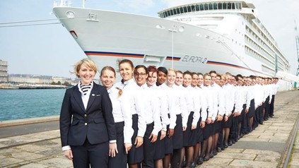 Das Kreuzfahrtschiff MS Europa mit der Crew im Vordergrund