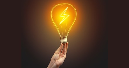 Hand hält Glühbirne in der Hand