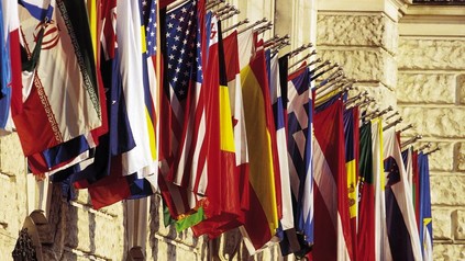 Mehrere Staatsflaggen nebeneinander