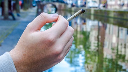 Ein Raucher in Amsterdam