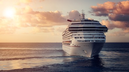 Kreuzfahrtschiff auf dem Meer