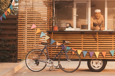 EIn Koch neben einem fahrrad