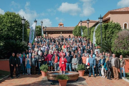 Das Kulinarikcamp in Andalusien stand im Zeichen aktueller Konzepte und Herausforderungen, auf die sich Gastronomen in der heutigen Zeit einstellen müssen. (© service-bund)
Ein Gruppenbild mit 240 Gastronomen