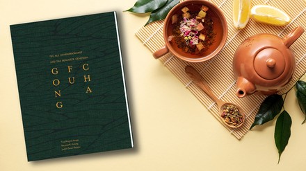 Das Buch Gong Fu Cha liegt auf einem Tisch neben einer chinesischen Teekanne und einer Teetasse
