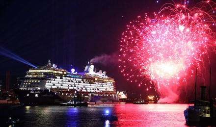 Mein Schiff 6 in Hamburg bei Feuerwerk