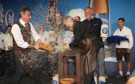 Der Grazer Bürgermeister Siegfried Nagl beim Bieranstich.