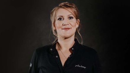 Deutschlands ehemals jüngste Sterneköchin, Julia Komp, erfüllt sich in Köln ihren Lebenstraum und startet mit der Eröffnung ihres ersten eigenen Restaurant-Konzepts die nächste Etappe ihrer Karriere als Spitzenköchin. (Foto: © Nina Stiller)
Julia Komp