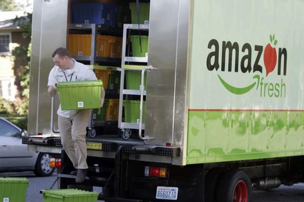 amazon fresh Lieferwagen wird entladen