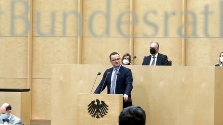 Jens Spahn spricht ins Bundesratssitzung
