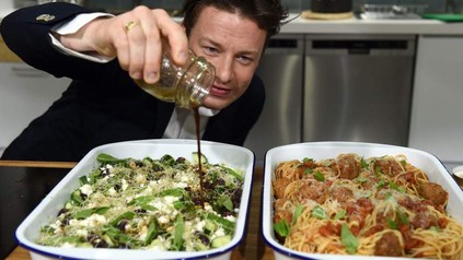 Jamie Oliver würzt Speisen