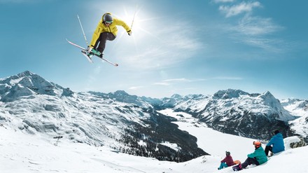 Skifahrer beim Springen
