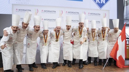 Die erfolgreiche Schweizer Junioren-Kochnationalmannschaft mit ihren Betreuern (v. l.): Tobia Ciarulli, Bruno Keist, Tim Hoffmann, Bettina Marti, Marco Kölbener, Eliott Neuhaus, Dominik Roider, Karina Fruman, Jan Schmid, Normand Jubin, Thomas Kuster