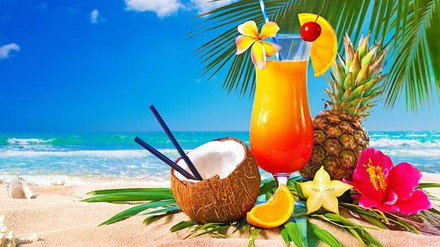 Ein Cocktail an einem Strand