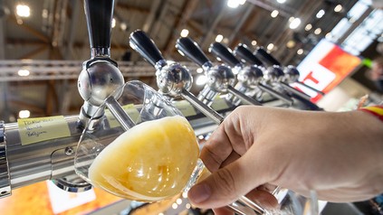 Eine Zapfanlage, mit welcher ein Glas Bier eingeschenkt wird