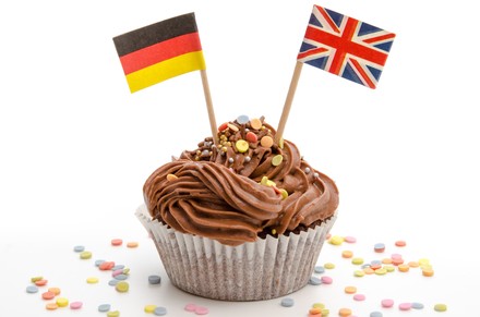 Ein Schokoladencupcake in dem Die Fahnen von Deutschland und Großbritannien stecken