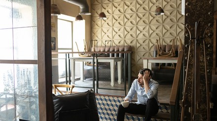 Gastronom sitzt in seinem geschlossenen Restaurant