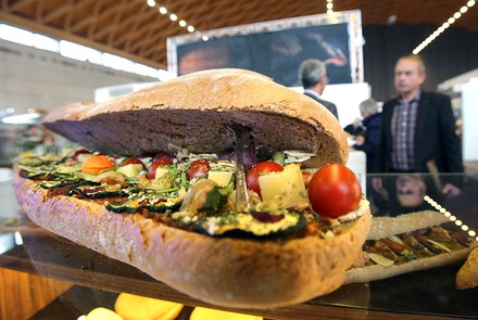 Ein Essensstand auf der Messe Gastro in Rostock
