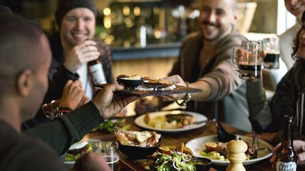 Eine Gruppe junger Leute in einem Restaurant