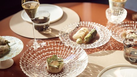 Mehrere Teller und Gerichte im IGNIV Zürich