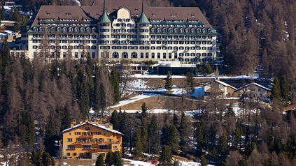 Ein großes Hotelgebäude in den Bergen
