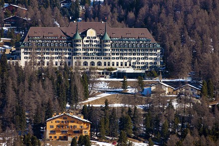 Ein großes Hotelgebäude in den Bergen