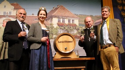 Chefönologe Ernest Großauer, Weinkönigin Julia I; Abt Georg Wilfinger sowie Weinpate Karl Hohenlohe