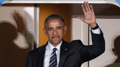 Barack Obama winkt und lächelt