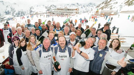 Den Auftakt zum 23. Sterne-Cup der Köche bildet die Kochshow mit TV-Starkoch Johann Lafer, der mit prominenten Freunden und Kollegen zum Schlemmen auf die Idalp einlädt. (© TVB Paznaun – Ischgl)
Johann Lafer mit Kollegen bei seiner Küchenparty auf der Idalp