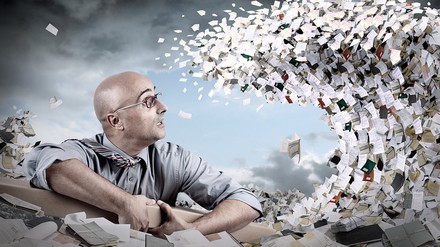 Ein Mann erstickt an einer Papierflut