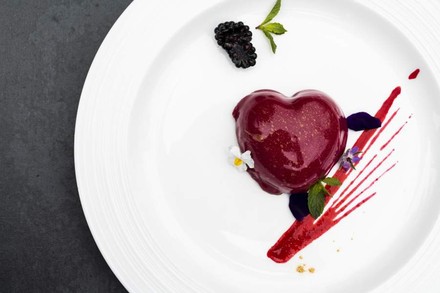 Ein kunstvoll angerichtetes Gericht auf einem Teller