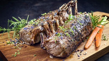 Ein gebratenes Lammkarree
