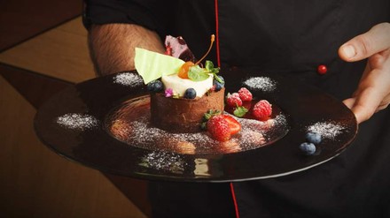 Ein zauberhaft angerichtetes Dessert wird serviert